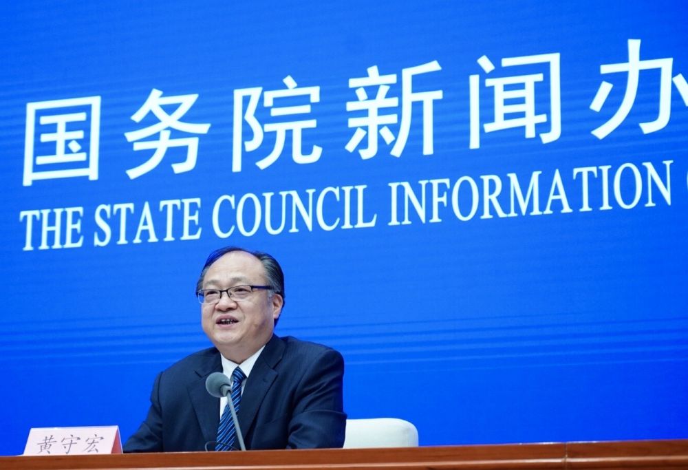 5月22日，國(guó)務(wù)院新聞辦邀請(qǐng)政府工作報(bào)告起草組負(fù)責(zé)人、國(guó)務(wù)院研究室主任黃守宏解讀政府工作報(bào)告有關(guān)情況。新華社記者　陳建力　攝