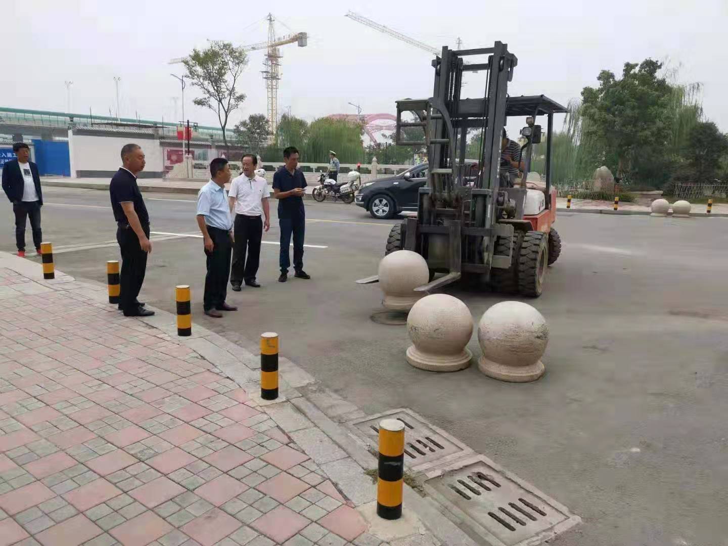 為向新中國(guó)成立七十周年獻(xiàn)禮，市城建集團(tuán)攻堅(jiān)克難，實(shí)現(xiàn)了北門棚改區(qū)域民生路10月1日零時(shí)順利通車。國(guó)慶假期，市城建集團(tuán)堅(jiān)持做好一線工作，在與交警部門共同做好民生路通車保障工作外，抓細(xì)節(jié)，抓落實(shí)，確保其他各項(xiàng)工作有序推進(jìn)。.jpg